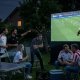 beamer-public-viewing-wm-2026-garten-nacht Gruppe von Fußballfans beim WM 2026 Public Viewing im Garten bei Nacht