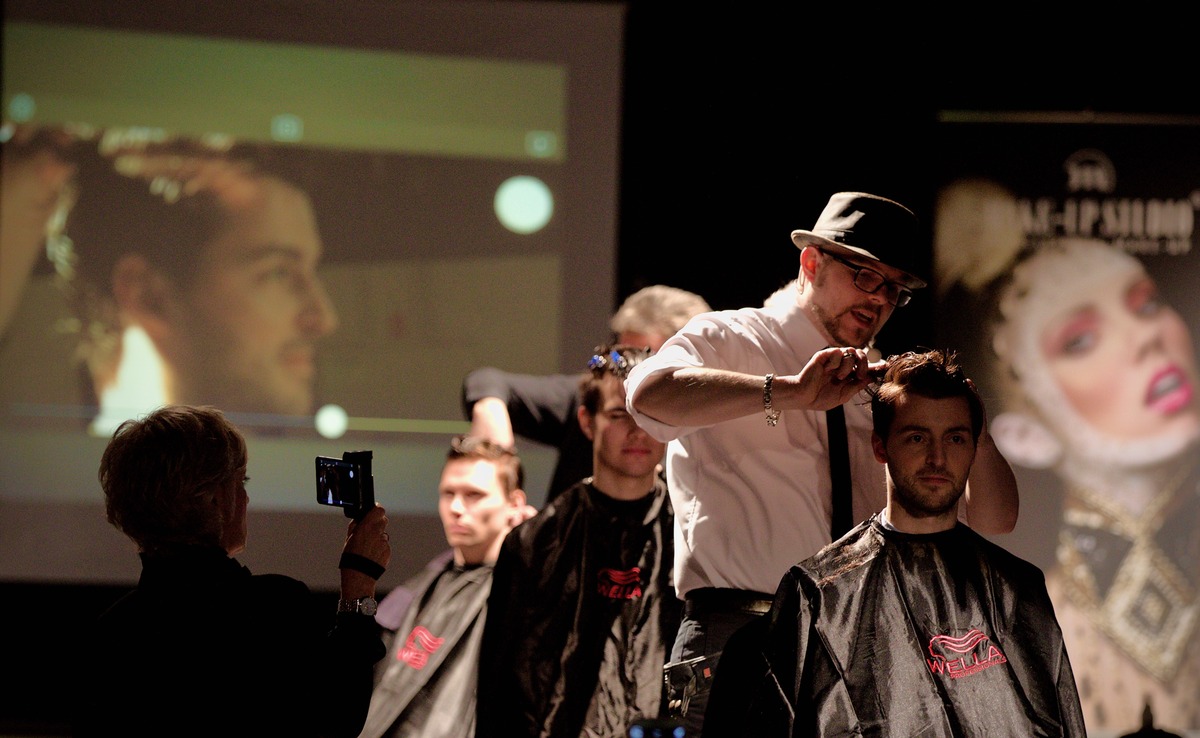 iPhone als Live-Kamera bei einer Friseur-Fachveranstaltung: Hinterkopf-Details des Models werden per AirPlay live auf den Bühnen-Beamer gespiegelt
