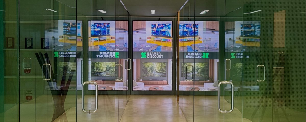 display hochkant flur 01 ergebnis hero 1200x480 - Aus ungenutzter Wand wird Blickfang: 100 Zoll hochkant im schmalen Flur
