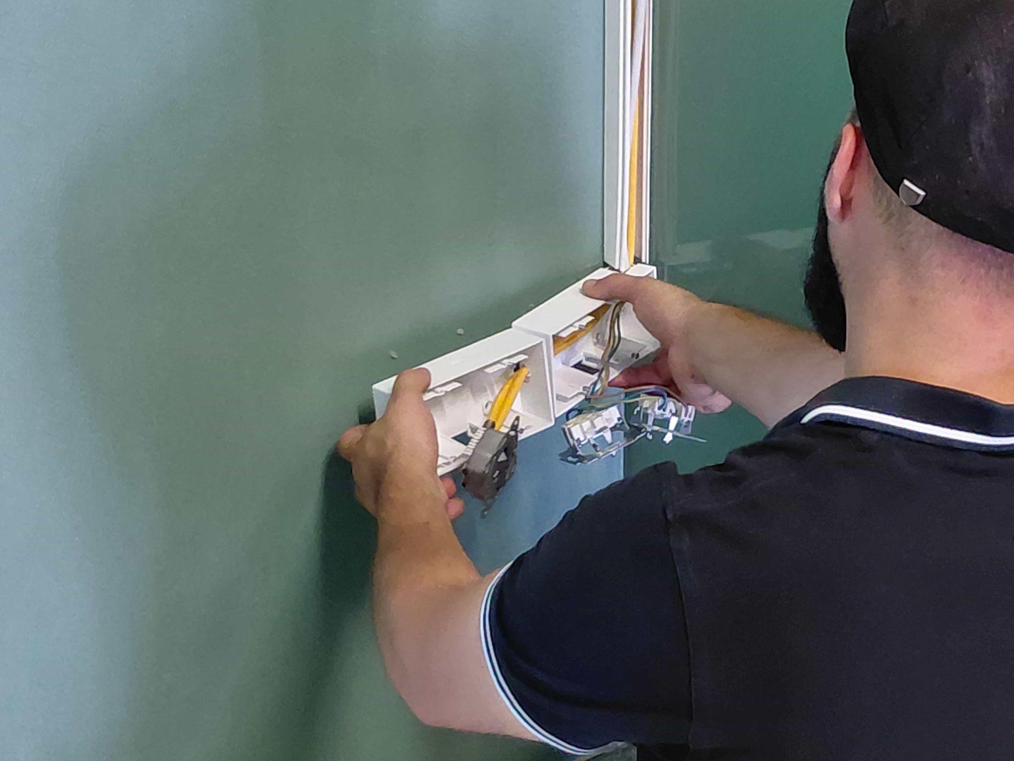 Demontage von Steckdose, Abdeckrahmen und Kabelkanal im unteren Wandbereich