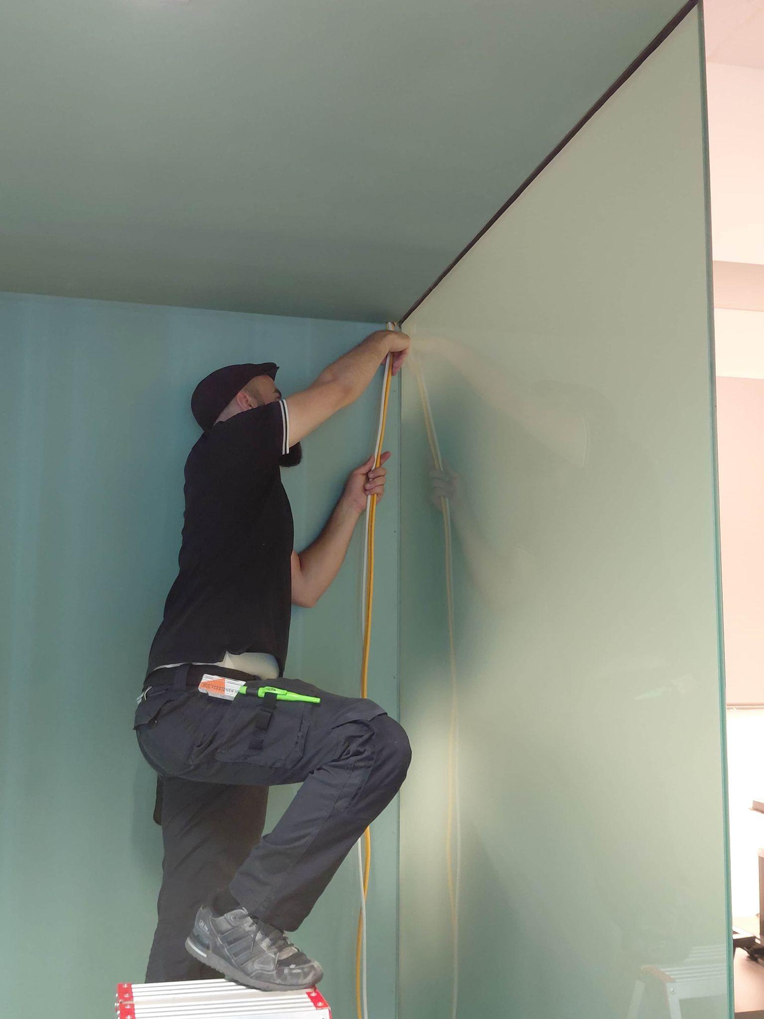 Rückführung der bestehenden Kabel durch die Decke für die obere Steckdosenposition