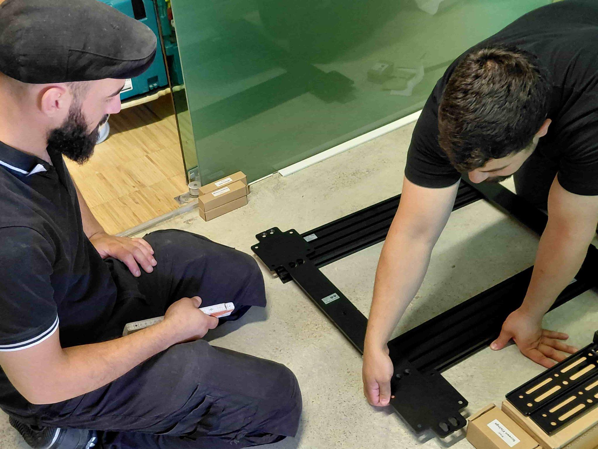 Zusammenbau der Wandschiene für die Hochkant-Displayhalterung