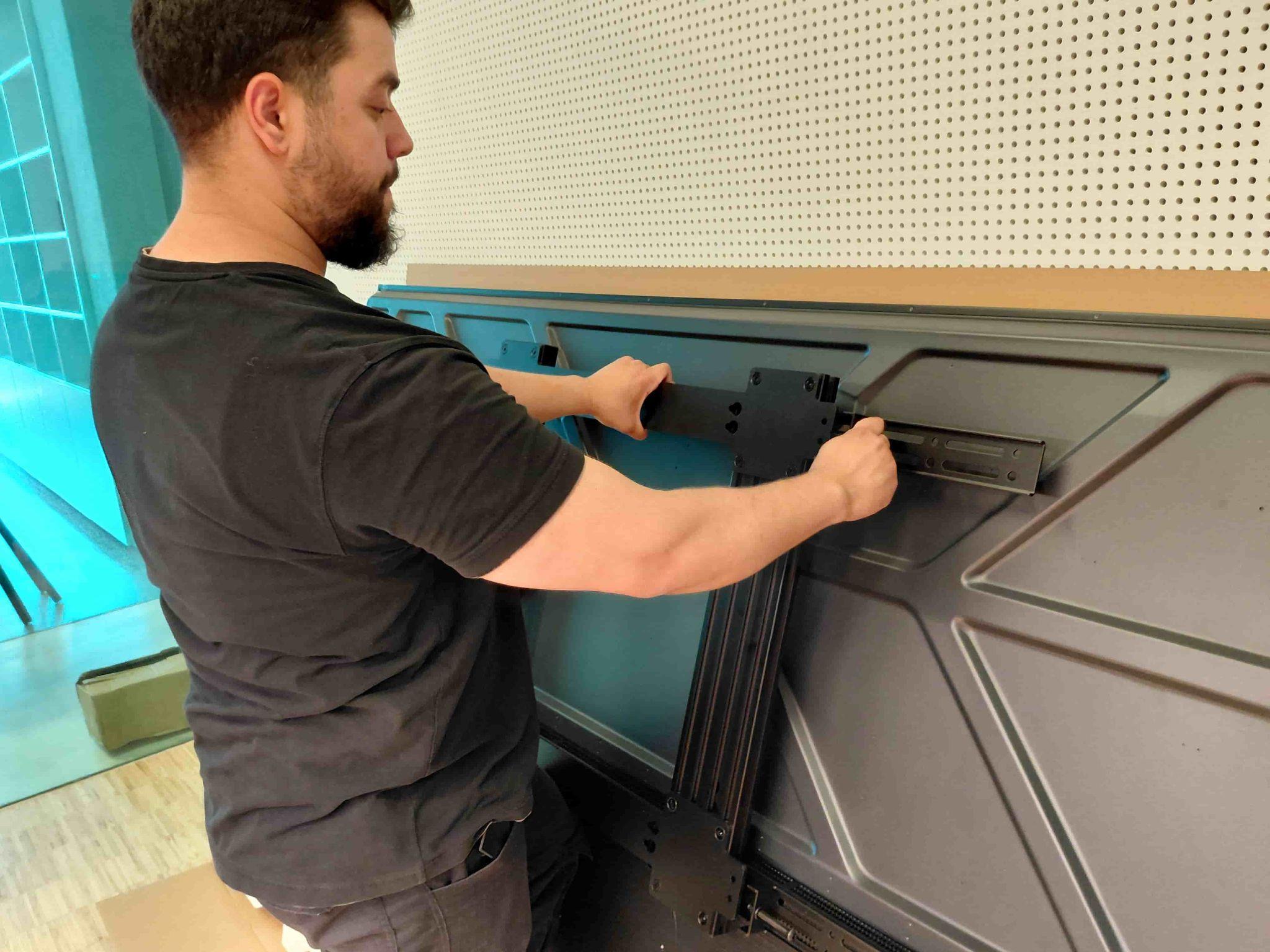 Prüfung der Halterungsposition an der Displayrückseite vor der Wandmontage