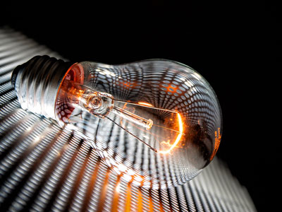 Hybrid lichtquelle dargestellt als Kombination aus Lampe und LED Leuchtmittel
