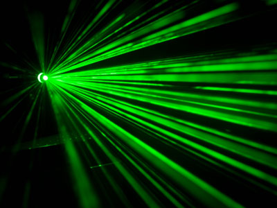 Grüne Laserstrahlen zur Darstellung der Laserleistung