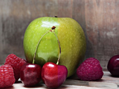 Farbtreue auf einem Bild mit Obst dargestellt die linke Seite des Bildes verfügt über eine ausgeglichene Farbgebung die rechte Seite ist verblasst